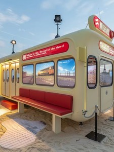 Grande Modello di Tram Cinese Retrò Rosso per Decorazione, Attrazione Turistica, Sfondo Fotografico e Simulazione Locomotiva - Product Image 4