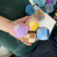 Ballon Hacky Sack Arc-en-ciel au Crochet Fait Main 2026 – Le Bestseller Tricoté pour Enfants, Jeu d'Extérieur, Anti-Stress et Jouet pour Animaux de Compagnie