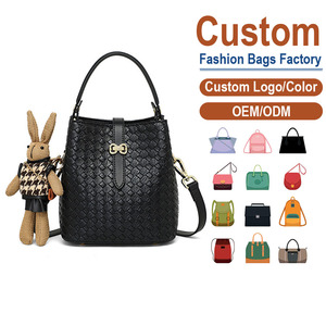 Bolso Bandolera de Cuero Genuino de Grano Completo – Textura Tejida Negra con Colgante de Conejo para Mayor Detalle y Dimensión, Fabricación Personalizada - Product Image 1