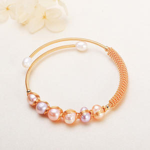 Nouveaux bracelets et joncs de luxe haut de gamme en forme de torsades de pâte frite enveloppées de perles de Zhuji, accessoire de mode, vente en gros - Product Image 4