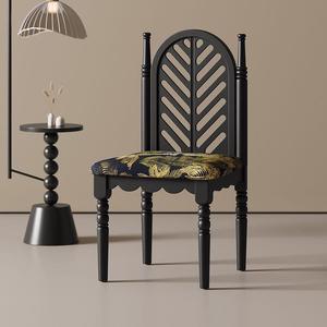 Chaise de salle à manger en bois massif de style vintage français, rembourrée de noir avec motif doré, pour la maison ou les restaurants - Product Image 1