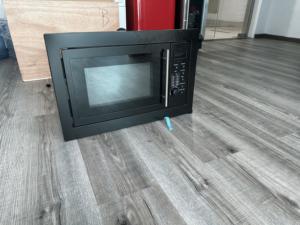 فرن ميكروويف أوتوماتيكي بشاشة رقمية كهربائية من الفولاذ المقاوم للصدأ 20-30 لتر من Vestar للمنزل - Product Image 3