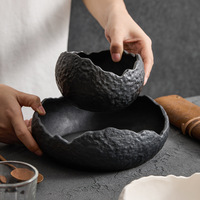 Unieke witte en zwarte keramische soepkommen, dessertkommen, stenen design, onregelmatig, creatief, fruit- en saladeschotels