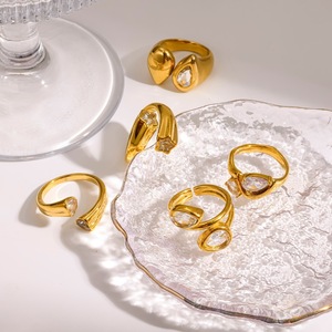 แหวนสแตนเลสชุบทองรูปทรงเรขาคณิตฝังเพชรสำหรับผู้หญิง เครื่องประดับสำหรับงานปาร์ตี้ ดีไซน์เปิดแบบไม่สมมาตร สามารถสวมซ้อนกันได้ - Product Image 1