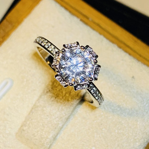 Anello nuziale scintillante a forma di girasole per donna, elegante gioiello da dito alla moda - Product Image 2