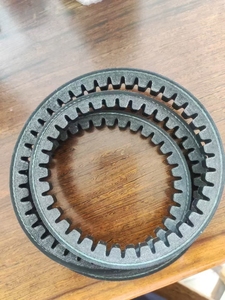 Courroie trapézoïdale en caoutchouc EPDM personnalisable OEM de meilleure qualité Courroie de moteur plate industrielle Conception crantée à bord brut Impression sur machine automobile
