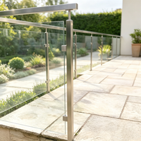 Poteau de balustrade carré en acier inoxydable pour bâtiment commercial sur mesure, système de main courante extérieur en verre et acier inoxydable