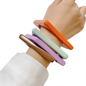 Brazalete de Resina Acrílica Roja Clásica de Moda, Diseño Elegante, Joyería Unisex Moderna, Brazaletes Elegantes para Aniversario, para Mujer - Product Image 4