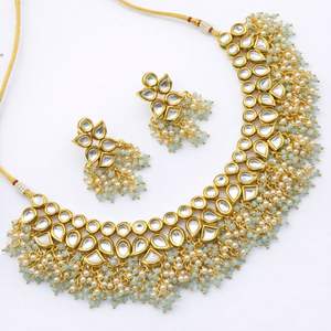 Ensemble de bijoux de mariée indiens traditionnels en cuivre pour femmes - Collier ras du cou ethnique plaqué or et boucles d'oreilles assorties pour les mariages - Product Image 4