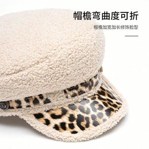 Nouvelle collection automne-hiver 2024, casquette plate en laine d'agneau à imprimé léopard, casquette tendance pour femmes, chapeau béret chaud - Product Image 3