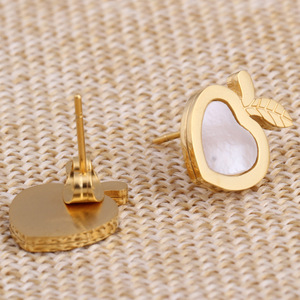 Boucles d'oreilles en forme de pomme, dorées avec incrustation de coquillage, pour occasion spéciale - Product Image 3