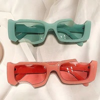 2021 Nouvelles lunettes de soleil personnelles de style Hip Hop à la mode pour hommes et femmes avec cadre en PC durable