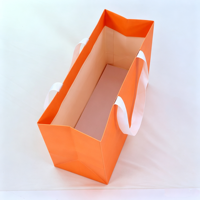Sacs d'emballage en papier orange personnalisés pour vêtements, de luxe, pour boutiques de vêtements, pour la vente au détail, respectueux de l'environnement