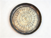 Plateau rond vintage en métal, gris avec revêtement poudré et décorations dorées et argentées brossées, plateau de service décoratif