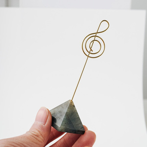 Portafotos de Cristal Natural en Forma de Pirámide, Clip para Notas con Piedra Curativa y Alambre Metálico para Decoración de Escritorio y Organización de Oficina, Venta al Por Mayor - Product Image 2