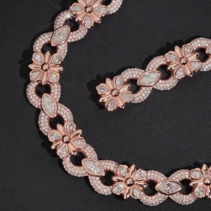 <span class=keywords><strong>Collana</strong></span> a Catena Cubana di Lusso Hip Hop in Argento 925 <span class=keywords><strong>Personalizzata</strong></span> con Croce Infinity da 15MM in Moissanite e Oro Rosa - Product Image 5