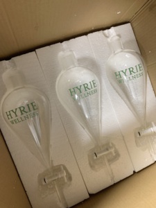 ขวดแก้วทรงหยดน้ำสำหรับบรรจุน้ำหอม ขนาด 1000 มล. 2000 มล.  วัสดุแก้ว BORO3.3 พร้อมกรวยแยกแบบติดผนัง  พร้อมวาล์วแก้วหรือ PTFE - Product Image 3