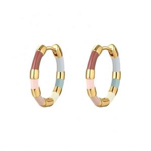 Pendientes de Aro Pequeños Geométricos de Latón Dorado de Alta Gama para Mujer, Otoño Invierno, Elegantes, Clásicos, Vintage, Coloridos, con Esmalte Artístico - Product Image 1