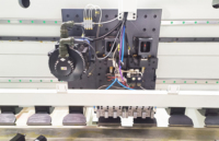 Machine de rainurage et de fraisage verticale CNC entièrement automatique pour la fabrication de panneaux de portes d'ascenseurs et de placards en acier inoxydable