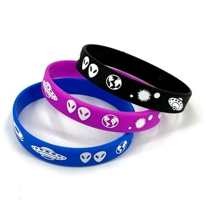 Bracelet en silicone personnalisé avec impression, gaufrage et débossage – Bracelets promotionnels en caoutchouc sur mesure - Product Image 2