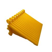 Transportador de Banda Modular de Malla Plástica Serie 800 con Deflectores Elevadores para Líneas de Clasificación y Empaquetado de Cadena Plana