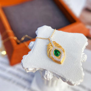 قلادة فضية جديدة بتصميم ريشة الطاووس مرصعة بالزمرد المستنبت من الفضة عيار 925 - Product Image 3