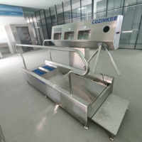 Estación de Higiene para Cuartos Limpios de Grado Farmacéutico con Desinfección de Manos en 3 Pasos y Puerta Giratoria