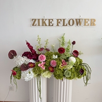 Centre de table personnalisé pour mariage avec fleurs de lys Calla bordeaux, fleurs vert sauge pour la mariée, coussin décoratif, scène extérieure