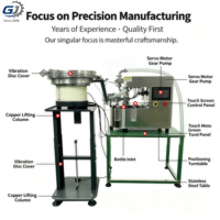 Machine de remplissage et de bouchage rotative intégrée avec pompe pour l'emballage alimentaire, équipement semi-automatique pour bouteilles pour petites productions