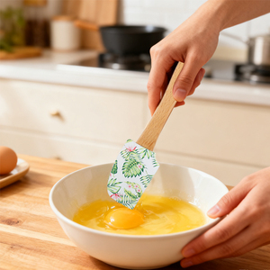 Juego de 2 Espátulas de Silicona con Diseño Floral y Mango de Madera para Repostería - Product Image 6