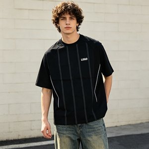 Camisetas de manga corta a rayas para hombre, camiseta de hombre con rayas reflectantes serigrafiadas y pedrería, ropa casual, estilo oversize y holgado para hombre - Product Image 1