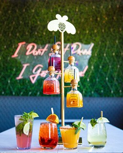 Exhibidor de Botellas de Tequila Transparente Personalizado, Soporte Metálico para Botellas de Corralejo, Herradura y Cabo Wabo - Product Image 3