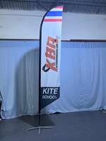 Drapeaux publicitaires personnalisés avec logo et texte, double ou simple face, pour entreprises, enseignes promotionnelles, bannières.