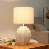 Lampe de table en rotin tressé rétro moderne avec abat-jour conique, art artisanal pour salon, chambre à coucher, B&B, éclairage d'ambiance créatif