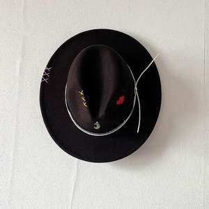 Sombrero Fedora de Ala Ancha Hecho a Mano con Bordado de Corazón Vintage, Forro de Satén Negro en la Parte Inferior de la Ala, para Fiestas y Negocios - Product Image 6
