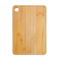 Planche à découper rectangulaire en bambou écologique avec trou de suspension et rainure de drainage inclinée pour la préparation des aliments en cuisine