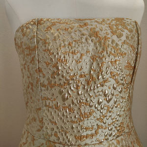 Robe de soirée trapèze sans bretelles cintrée à volants en jacquard fil d'or, style fille de la haute couture française, en tissu crêpe - Product Image 3