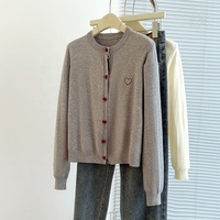 Automne et hiver grand pull tricoté cardigan brodé coeur bouton bas pull pour les femmes