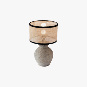 La lampe de table minimaliste Japandi en rotin tressé, avec un abat-jour en rotin en forme de tambour, est idéale pour une table de chevet ou une table de nuit. - Product Image 1