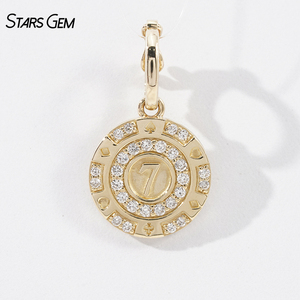 Pendentif de luxe unisexe en or jaune 10K avec breloque Lucky Seven et jeton de poker serti de diamants de laboratoire, idéal pour le quotidien - Product Image 1