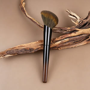 Brocha grande para polvos con cerdas de pelo animal y mango de madera, suaves, para maquilladores, origen Cangzhou - Product Image 1