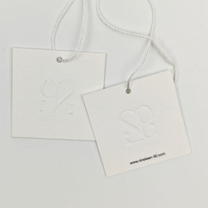ป้ายแขวนเสื้อผ้า รองเท้า กระดาษสีขาว พิมพ์โลโก้แบรนด์แบบนูน  พร้อมเชือก  รักษ์โลก หรูหรา 700 แกรม  ป้ายแขวนนามบัตร - Product Image 5