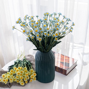 Fleur artificielle Pe Pastoral Daisy, branche unique en plastique, pour décoration intérieure, bouquet de mariage, plante murale, e-commerce transfrontalier - Product Image 1
