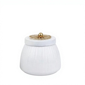 Salières et poivrières en métal rondes blanches avec couvercle doré, hermétiques, pour épices de cuisine, design moderne artisanal - Product Image 5