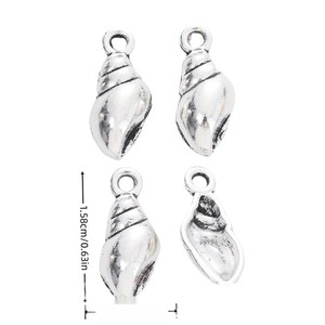 Pendentif en forme de coquille de conque côtelée en alliage de zinc argenté antique à boucle unique pour numéros de table de mariage à la plage - Product Image 1