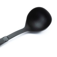 Tomatto Ustensiles de cuisine design italien, louche ergonomique à manche noir et rouge, en nylon écologique, lavable au lave-vaisselle, lavage à la main uniquement