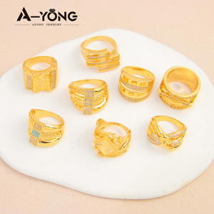 Nuevo Anillo de Zirconia Color Oro 21k de Lujo, Diseño Italiano Geométrico, Anillos para Mujer para Bodas y Fiestas - Product Image 3