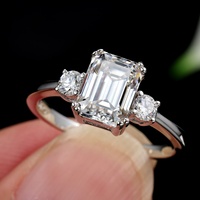 Cincin Moissanite Potongan Emerald Tiga Batu 2 - 4 CT Perak Sterling 925 Klasik untuk Pertunangan dan Ulang Tahun Pernikahan MR0227