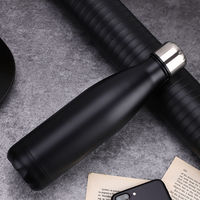 Bouteille d'eau de fitness isolée en forme de cola personnalisée de 350ml 500ml 750ml 1000ml à double paroi en acier inoxydable pour le sport, le café et la boisson