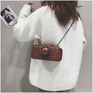 Borsa a tracolla quadrata Vintage di lusso in pelle sintetica con diamanti alla moda in stile Y2K borsa con rivetti neri - Product Image 3